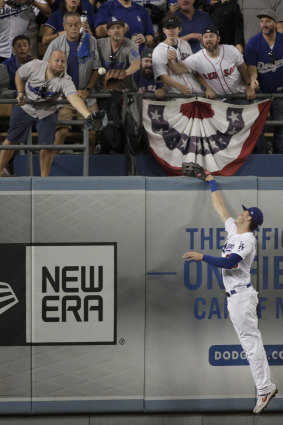 Cody Bellinger attempts to catch Steve Pearce's game-tying home run.