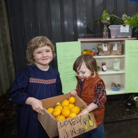 Frankie and Arlo get into the spirit of giving.