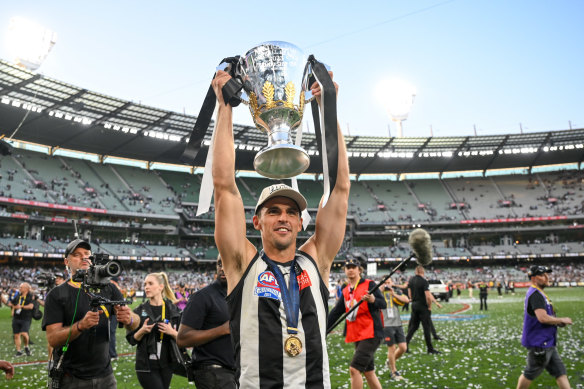 Pendlebury with the AFL premiership cup.