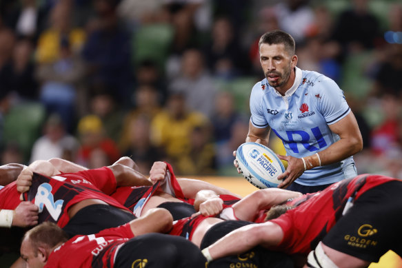 Jake Gordon puts the ball into the scrum