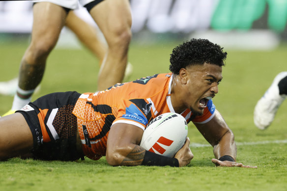Fonua Pole scores for Wests Tigers.