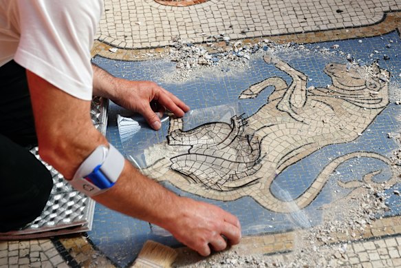 Il famoso mosaico del toro nella Galleria Vittorio Emanuele II è stato restaurato la settimana scorsa.