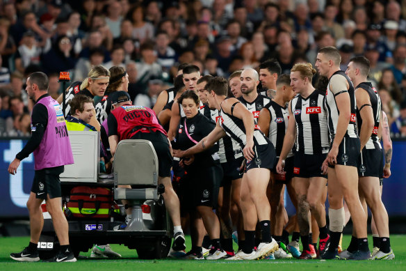 Collingwood players support Jeremy Howe after his injury.