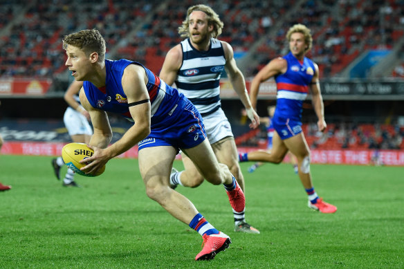 Lachie Hunter looks to pass for the Bulldogs.