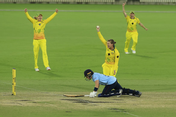 Jess Jonassen clinches the game and series with a caught and bowled dismissal of Kate Cross.