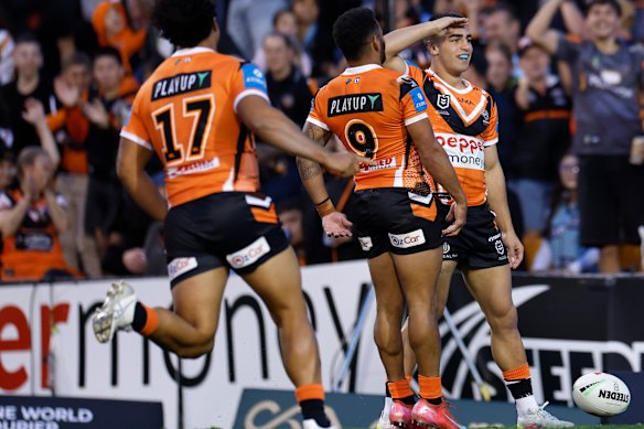 Tallyn Da Silva scores a try against Cronulla before being greeted by Api Koroisau