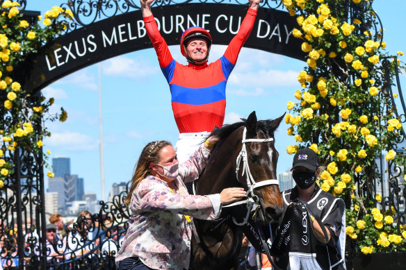 James McDonald will stick with Melbourne Cup winner Verry Elleegant in the Queen Elizabeth Stakes.