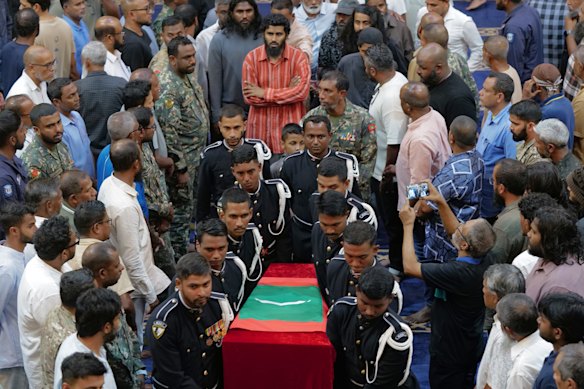 Membros da Força de Defesa Nacional das Maldivas carregam os restos mortais de Mahudhee.