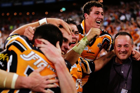Wests Tigers celebrate with coach Tim Sheens in 2005.