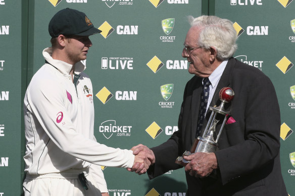 Australia captain Steve Smith, shakes hands with Alan Davidson in Sydney in January 2016. 