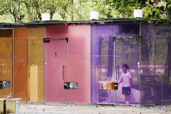 O bloco sanitário criado pelo arquiteto Shigeru Ban, que fica transparente quando não há ninguém dentro. Ban projetou o banheiro no âmbito do projeto Tokyo Toilet liderado pela Nippon Foundation.