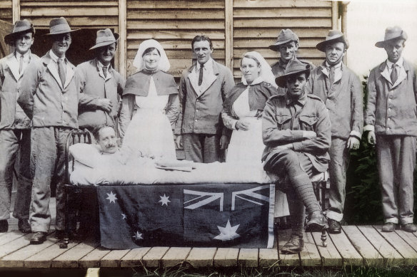 Nurses Hilda Samsing, left, and Alice Kitching with convalescing Australians on Lemnos, near Gallipoli.