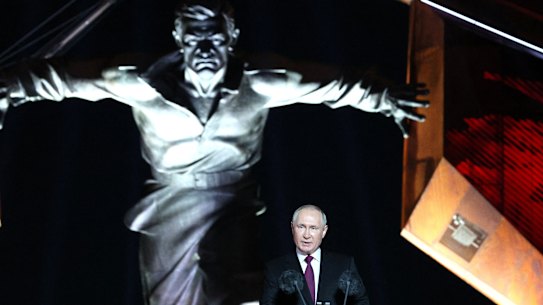 Putin delivers a speech to mark the 80th anniversary of the WWII victory in the Battle of Kursk .