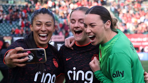 Mackenzie Arnold (right) with teammates Reyna Reyes (left) and Mallie McKenzie at the Portland Thorns.