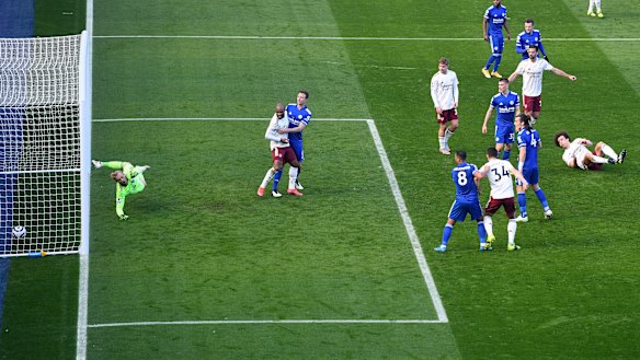 David Luiz beats Leicester keeper Kasper Schmeichel to score for Arsenal.