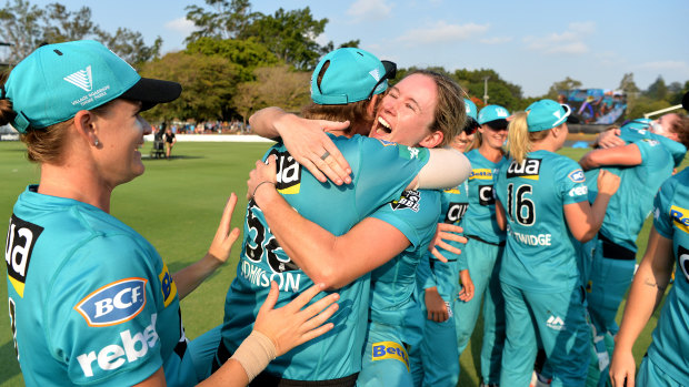 Beth Mooney celebrates with Heat teammates after winning their second consecutive Women's Big Bash final.
