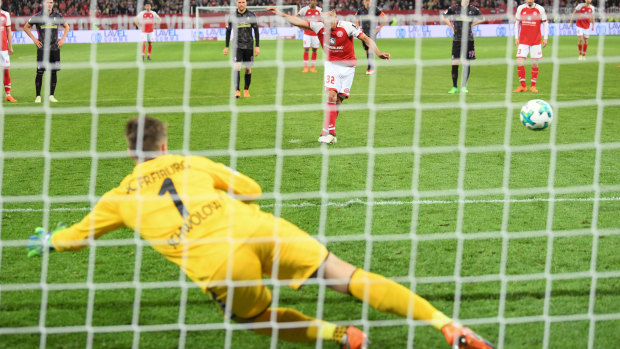 Mainz's Pablo de Blasis scores from the spot after a VAR decision brought players back out of the tunnel.