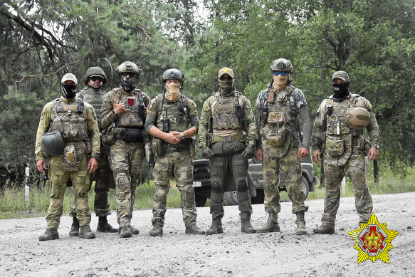 Özel Harekat Kuvvetleri'ne bağlı Belarus askerleri ve Wagner özel askeri şirketinden paralı savaşçılar, Beyaz Rusya'nın sınır kenti Brest yakınlarında tatbikat yaparken fotoğraf çektiriyor. 