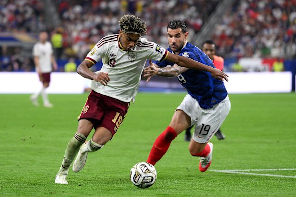 Lamine Yamal controlou a bola contra a França nas semifinais da Copa do Mundo.
