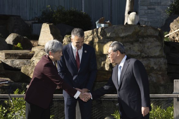 Foreign Minister Penny Wong, South Australian Premier Peter Malinauskas and Chinese Premier Li Qiang during a visit to view giant panda Wang Wang.