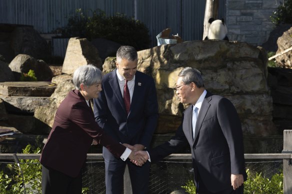 Foreign Minister Penny Wong, South Australian Premier Peter Malinauskas and Chinese Premier Li Qiang during a visit to view giant panda Wang Wang at Adelaide Zoo.