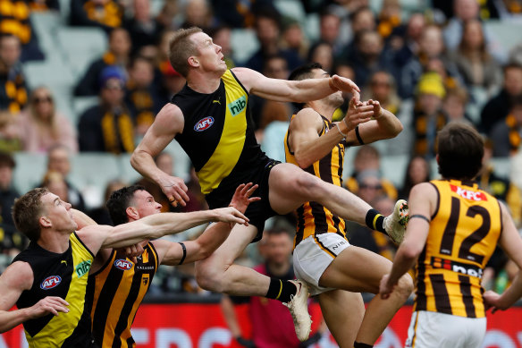 Jack Riewoldt flies high for the Tigers.