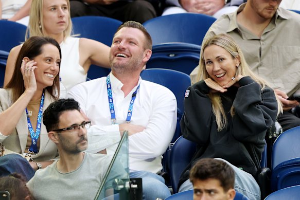 Sam Groth no Aberto da Austrália deste ano com sua esposa Brittany e Bec Hewitt.