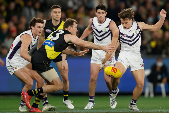 Fremantle’s Caleb Serong kicks the ball during the Dockers’ round 19 draw with Richmond. 