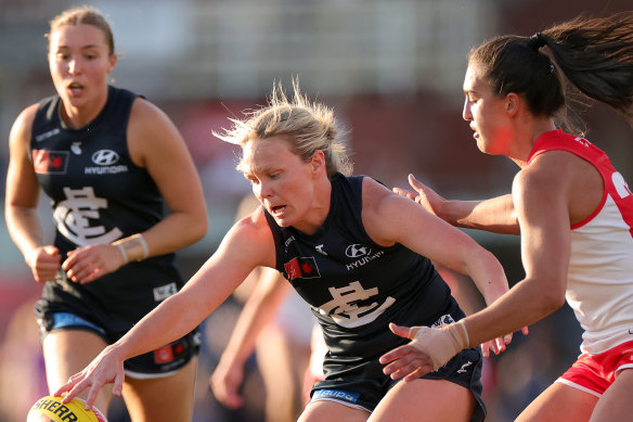 Carlton’s Phoebe McWilliams competes for possession.