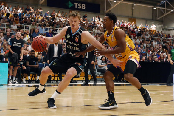 Finn Delany drives against Casper Ware during Friday night's NBL clash in New Plymouth, Auckland.