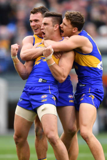 Elliot Yeo kicks a goal in the grand final.