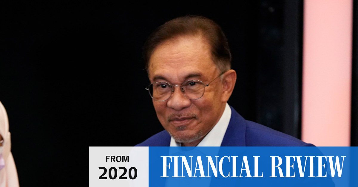 Anwar submits documents to king in bid to form government