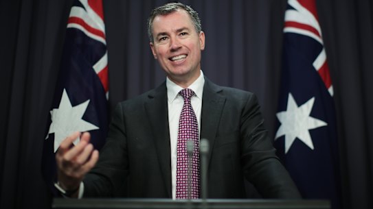 Govt says secret report shows contractors answer more Centrelink calls