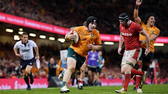 Wallabies reserve hooker Lachlan Lonergan scores the match-winning try in Cardiff.