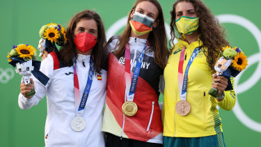 Jessica Fox (R) poses next to winner Ricarda Funk and silver medallist Maialen Chourraut.