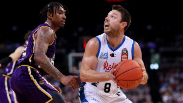 Matthew Dellavedova’s Melbourne United showed signs of rust in their NBL season-opener against the Sydney Kings on Sunday.