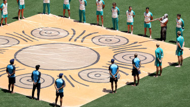 The Australian and India teams form a Barefoot circle in support of Black Lives Matter last summer