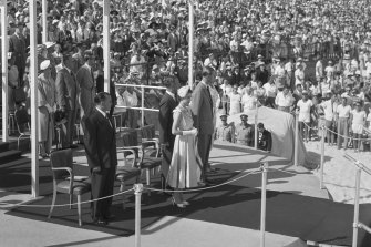 Kraliçe ve Prens Philip, 1954 Avustralya turu sırasında Bondi Plajı'nda. 