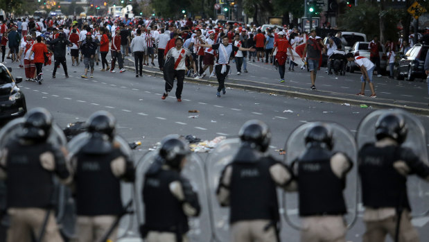 River Plate fans clash with riot police outside the Antonio Vespucio Liberti stadium prior to the scheduled match.