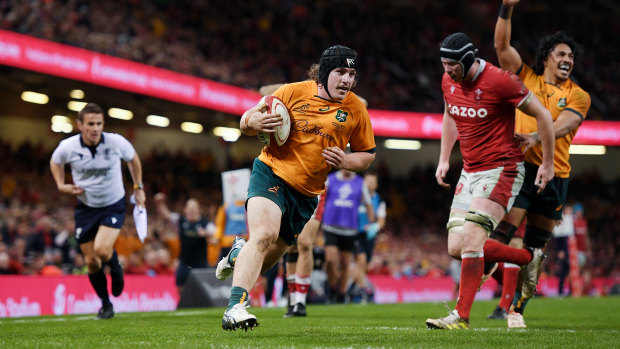 Wallabies reserve hooker Lachlan Lonergan scores the match-winning try in Cardiff.
