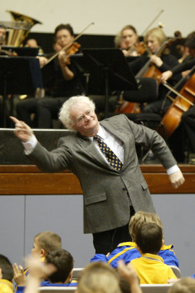 Richard Gill has fun with school kids during the Sydney Symphony Regional tour at Wollongong University in 2004. 
