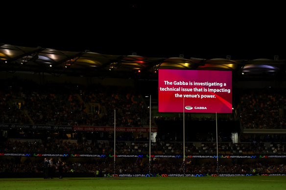 A power outage has halted play at the Gabba.