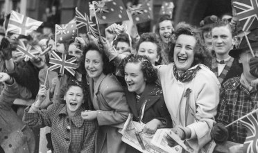 Melbourne crowds on VP Day, August 15, 1945.