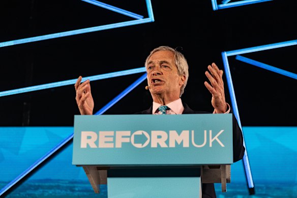 As tendências das pesquisas colocam o conservador populista Nigel Farage no caminho certo para obter grandes ganhos com seu partido Reform UK.
