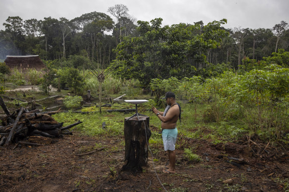 Enoque Marubo installs a Starlink satellite antenna in Manakieaway.