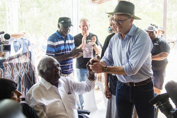 Prime Minister Anthony Albanese shakes hands with Yothu Yindi Foundation chair Galarrwuy Yunupingu when he recommended changes to the constitution.
