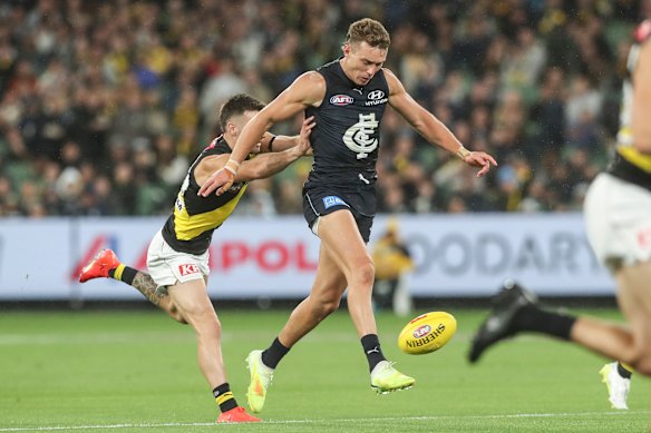 Tiger Seth Campbell takes on Blues captain Patrick Cripps.