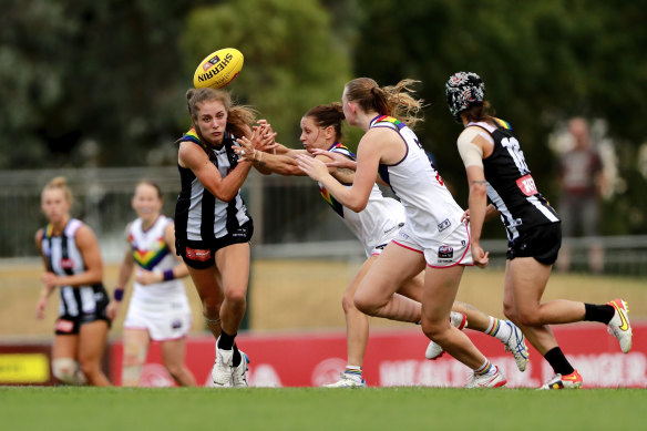 Collingwood’s Mikala Cann takes on Kiara Bowers of the Dockers.