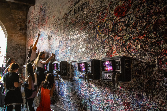 People from across the world leave their love messages on the wall of Casa di Giulietta.