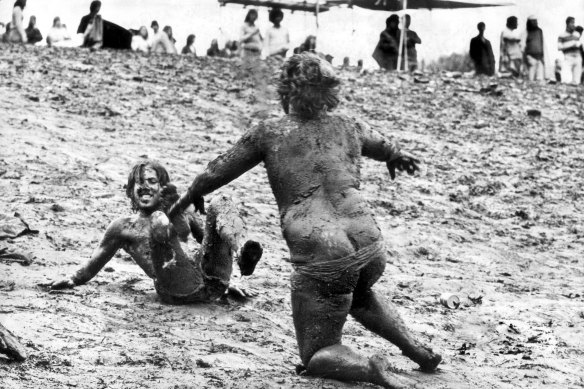 Mudsliders John Akers, 18 at the time, of Frankston bears down on Brian Carson of Bonbeach in January 1975. Robert Gray. 